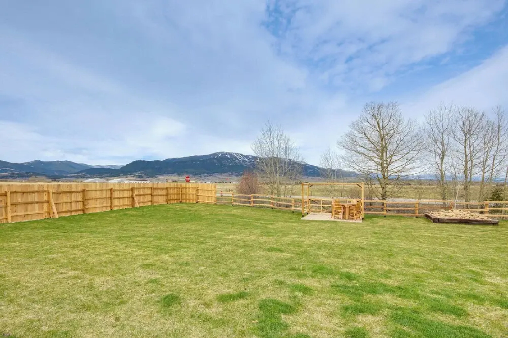 Red Lodge Home w/ Outdoor Kitchen & Fire Table!