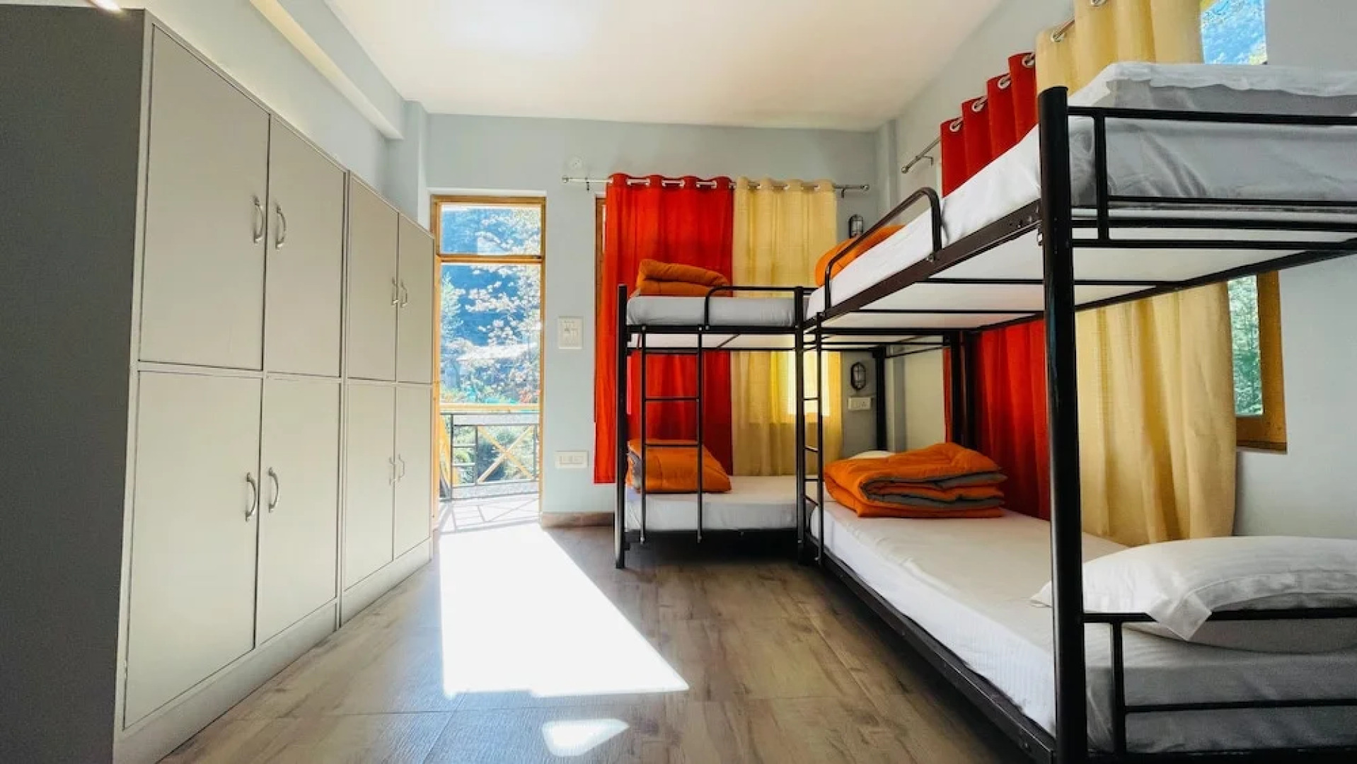 Madpackers Jibhi - Hostel