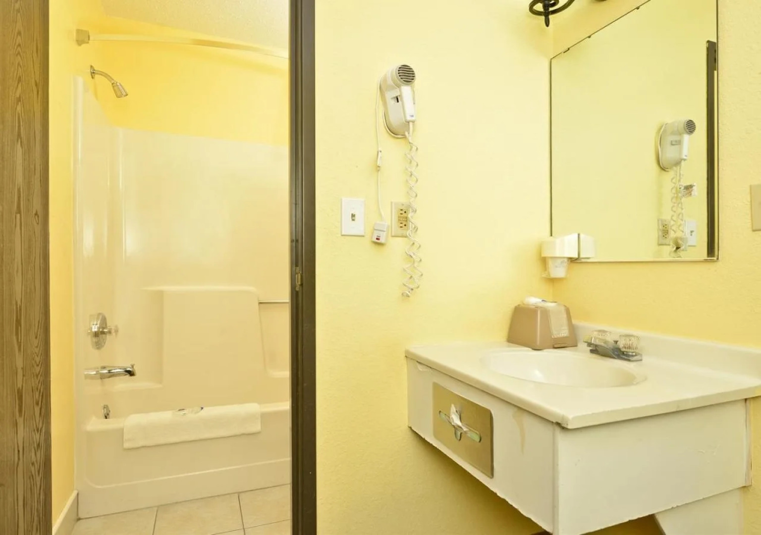 Burnsville Inn & Suites