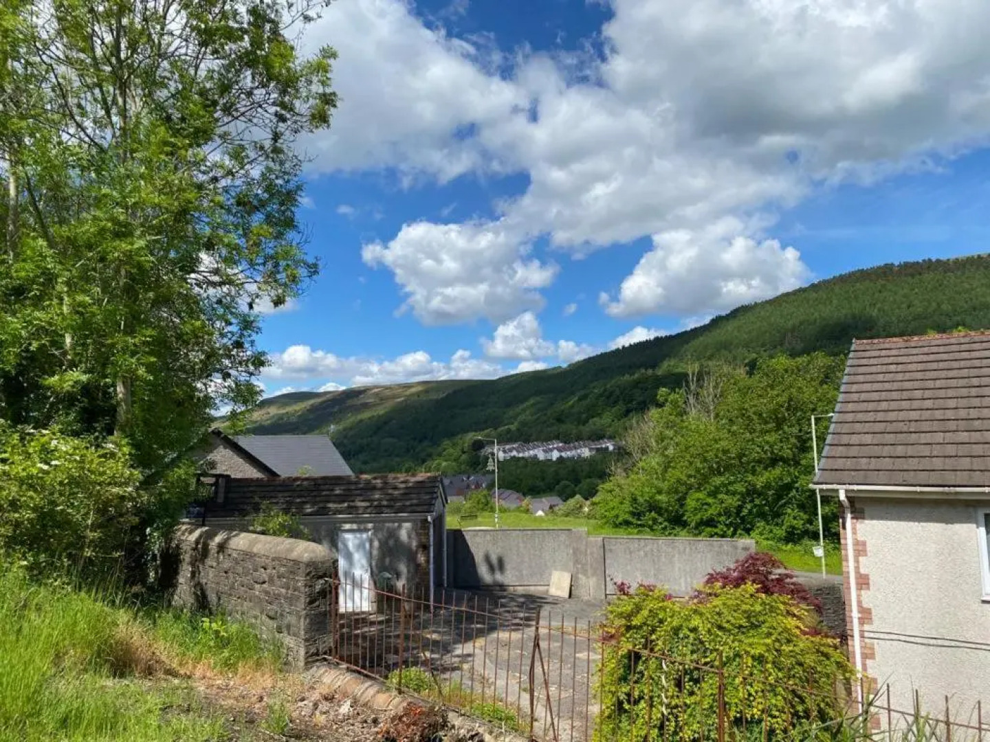 Taff Valley Cottage by StayStaycations