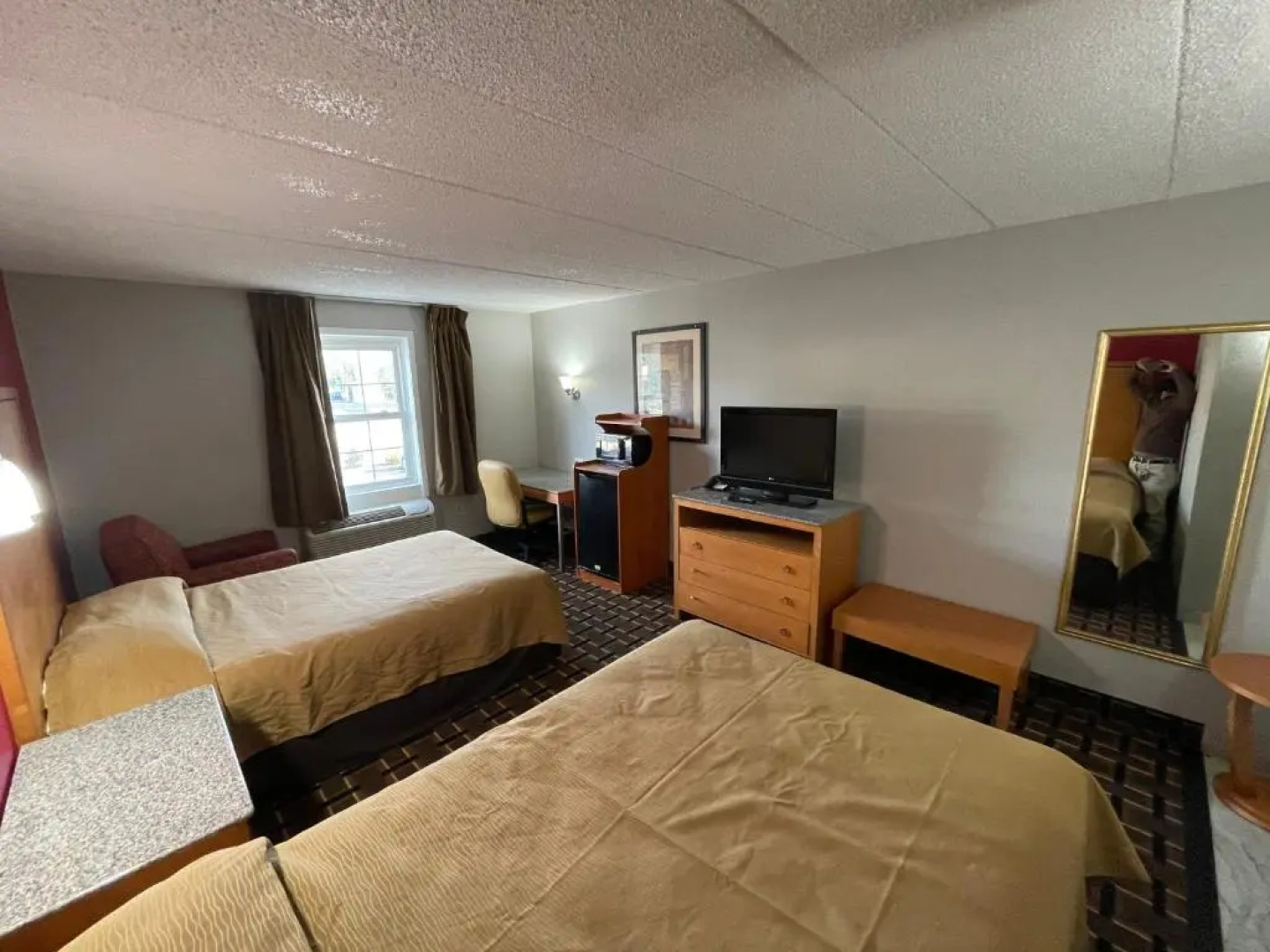 HomeTowne Studios by Red Roof Richmond, VA - W Broad St