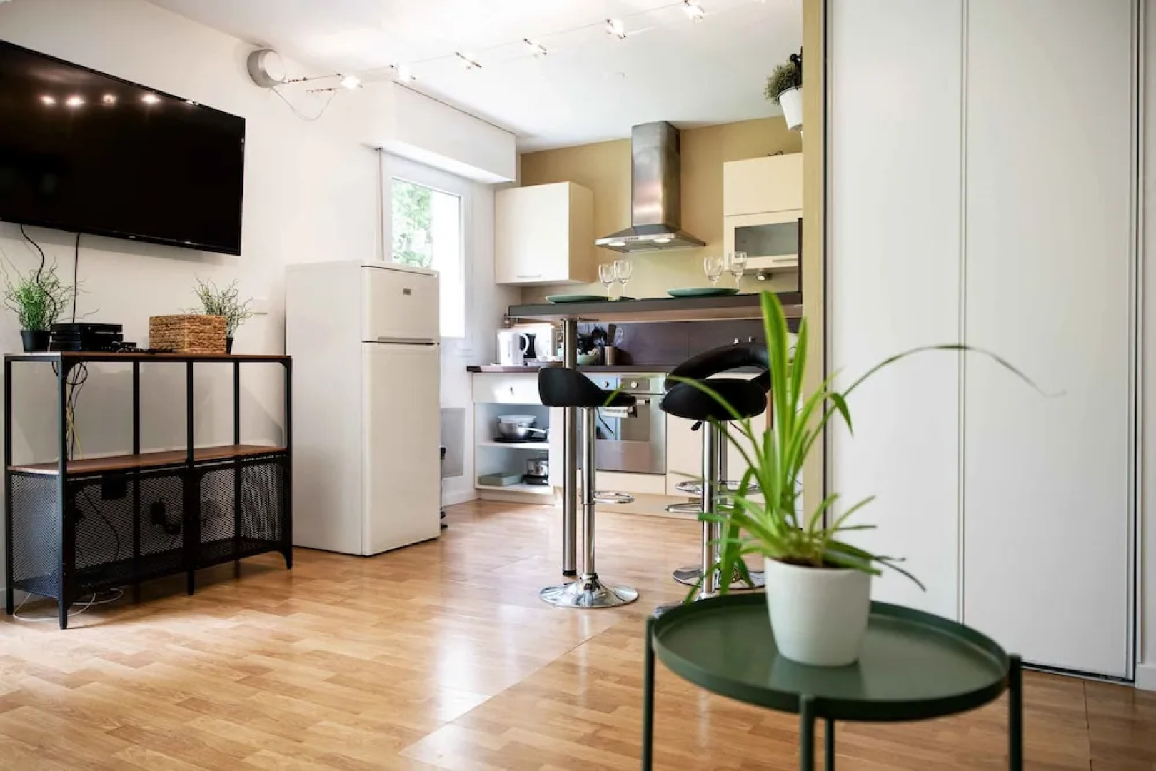 Chic Appartement avec Terrasse, Parking Privatif