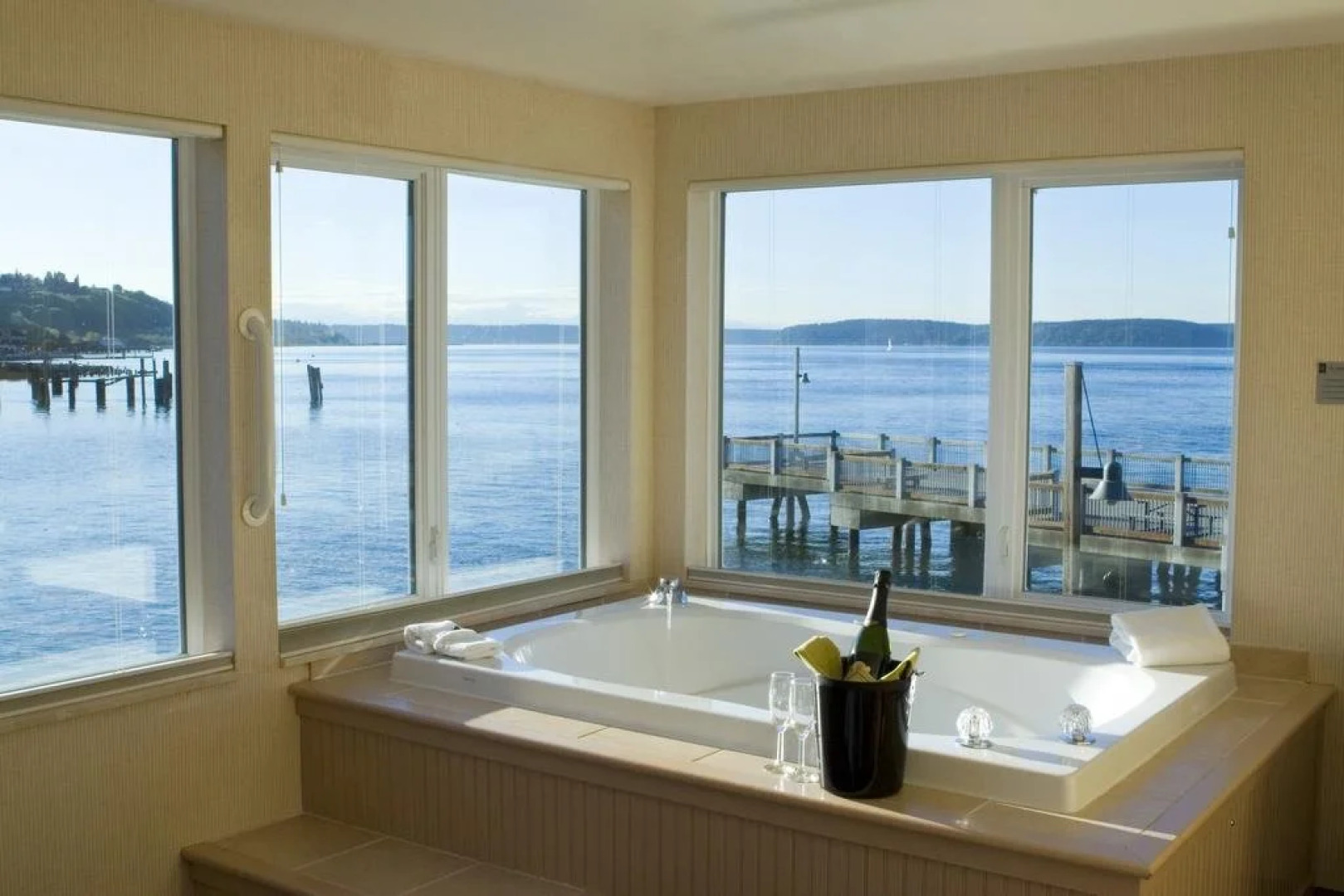 Silver Cloud Inn - Tacoma Waterfront