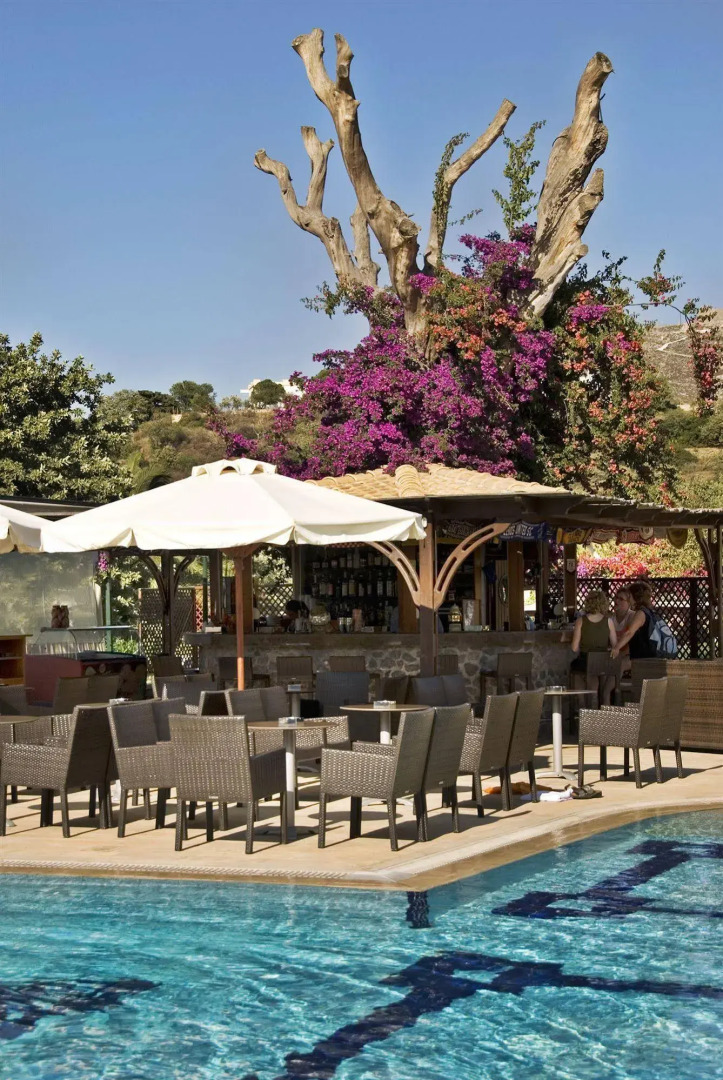 Crithoni's Paradise Hotel