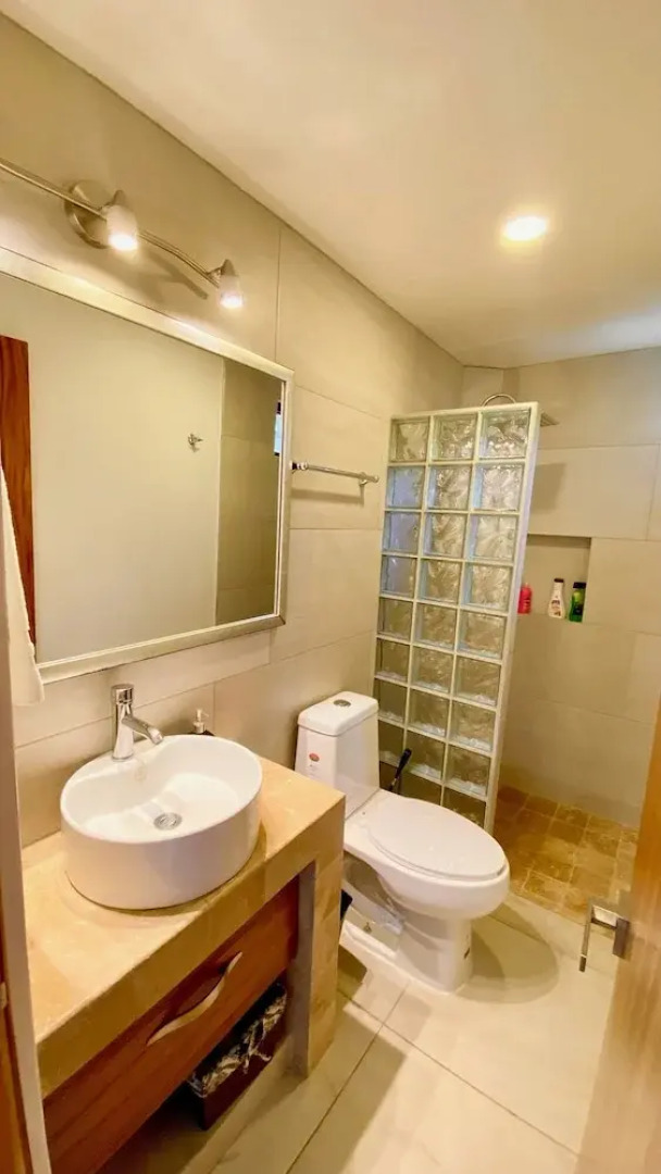 Modern 1 Bedroom Guesthouse - Free Bikes - Huge Patio - Gym - Pickleball Court