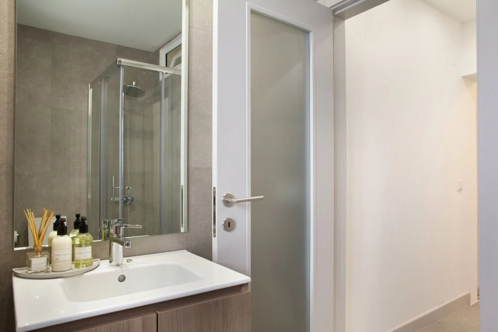 Great Location Close to the Metro