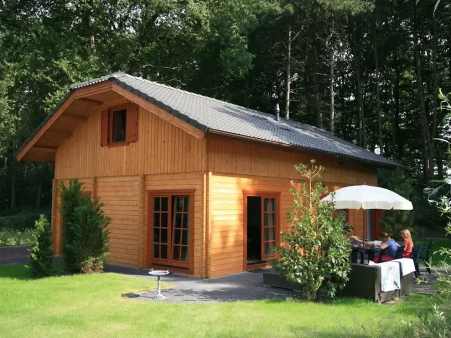 Wooden Holiday Home with Microwave near Brunssummerheide
