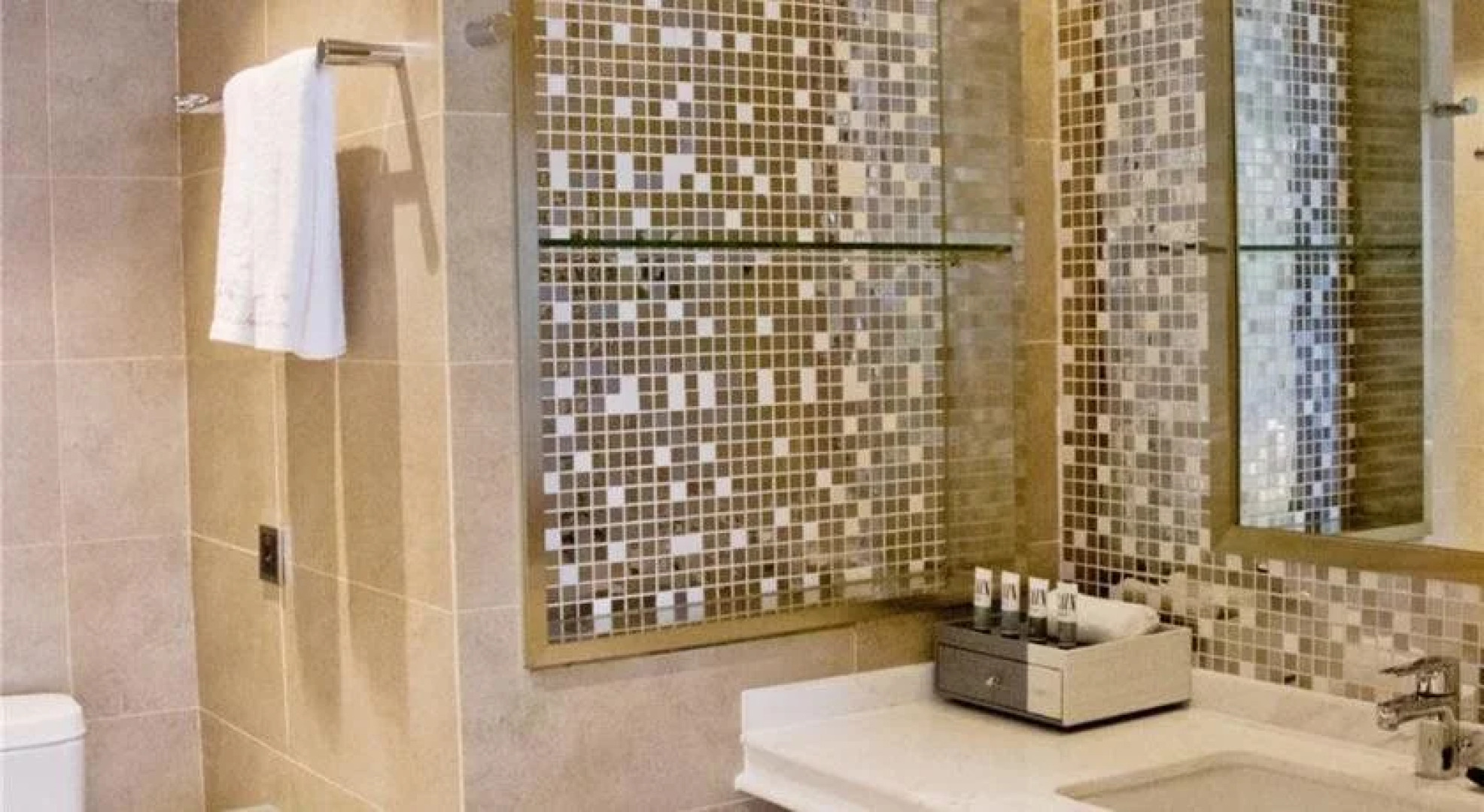 Howard Johnson Life Geckor Zhu