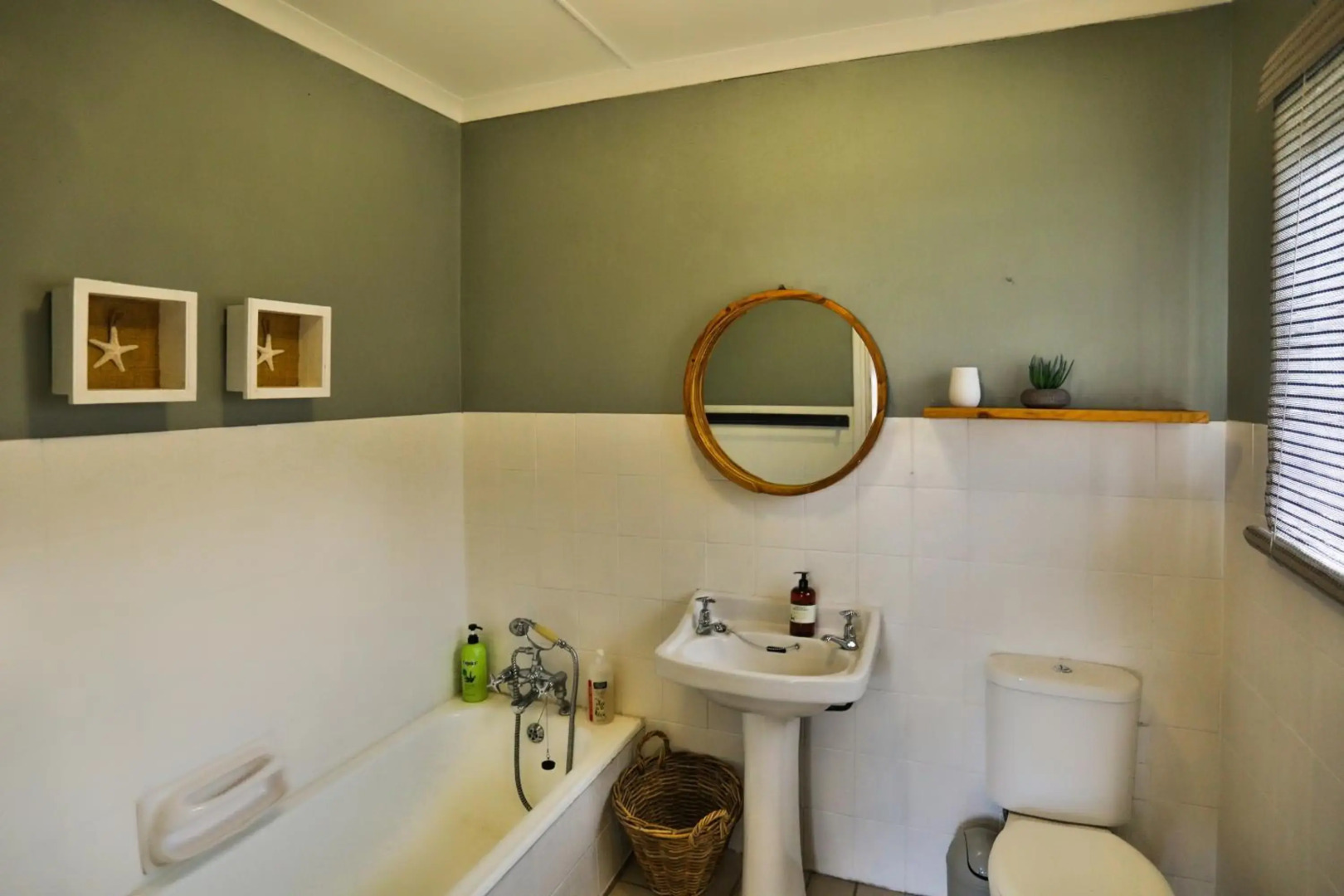 One Jack Powell House- Classic family home steps away from the beach