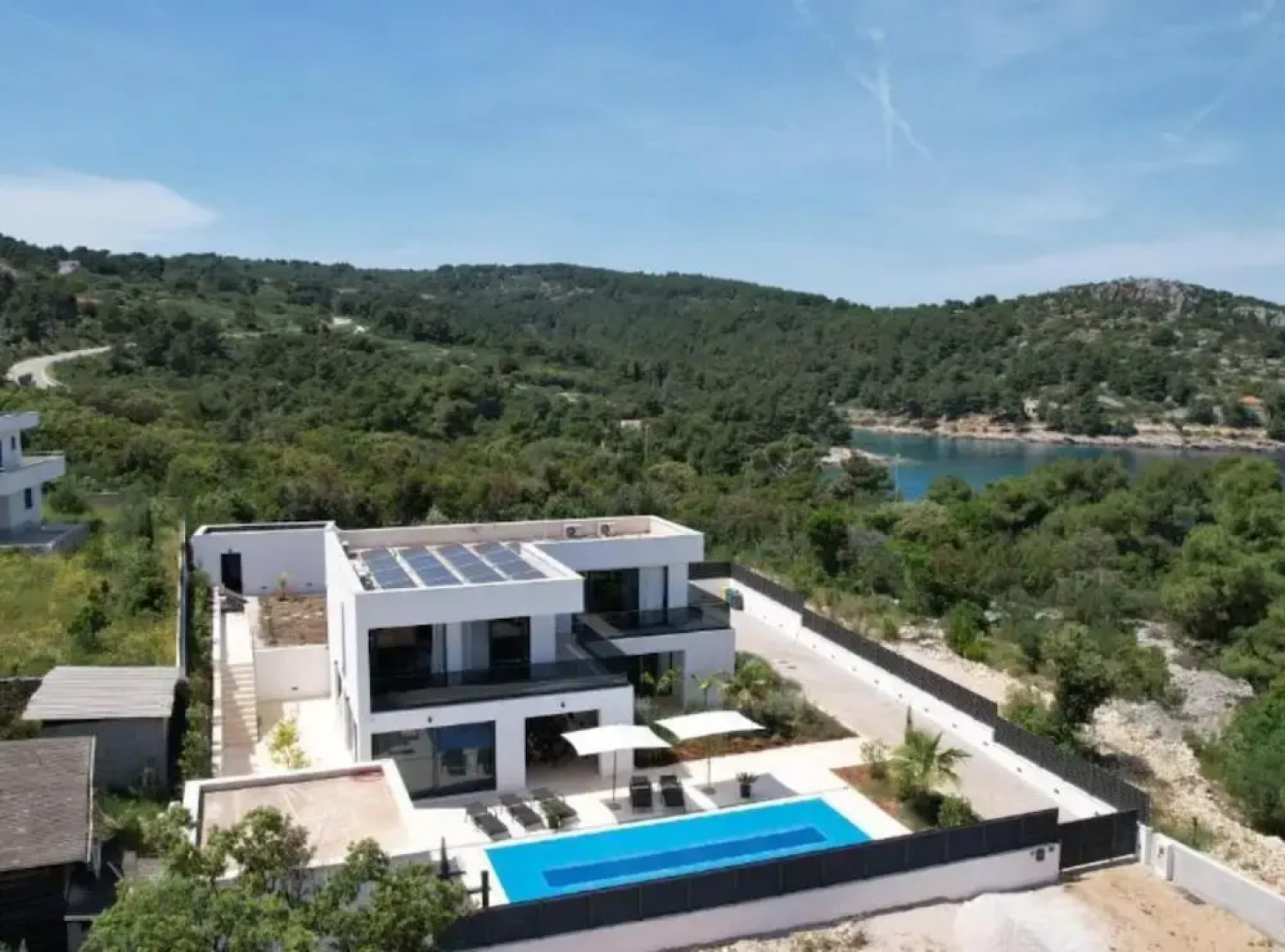 Sunset Villa Aves With Pool, Gym and Sauna