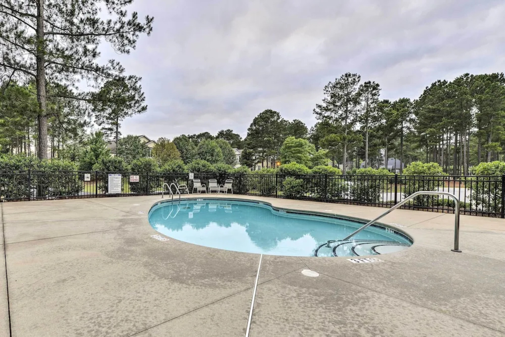 Resort-style Condo on Golf Course w/ Private Pool!