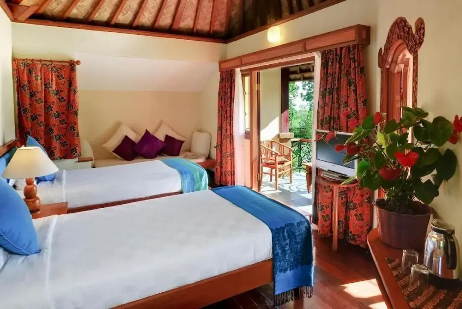 Strawberry Hill Hotel & Restaurant