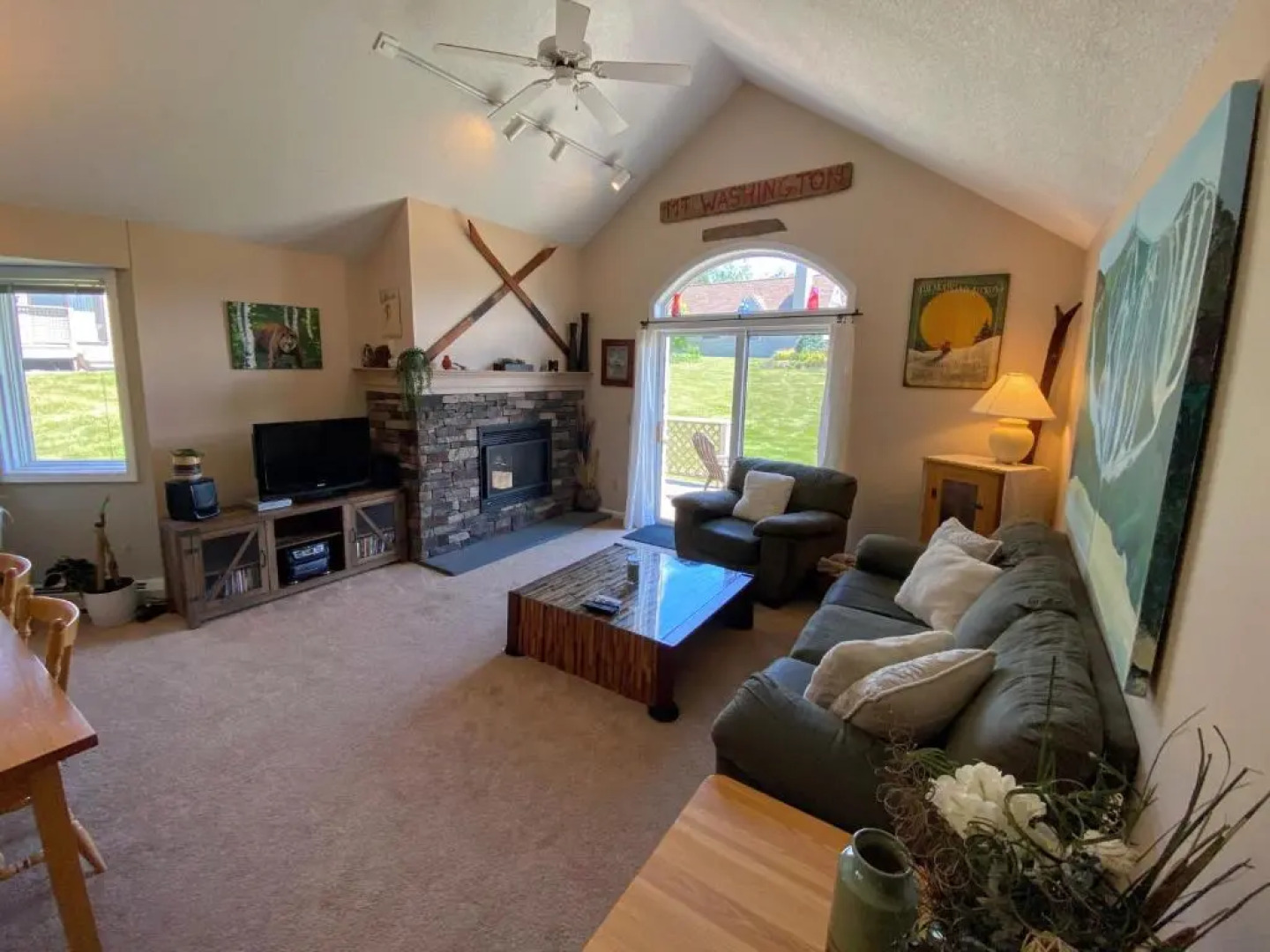 F4 Warm Fairway Village Townhome mountain views and large lawn So much to do