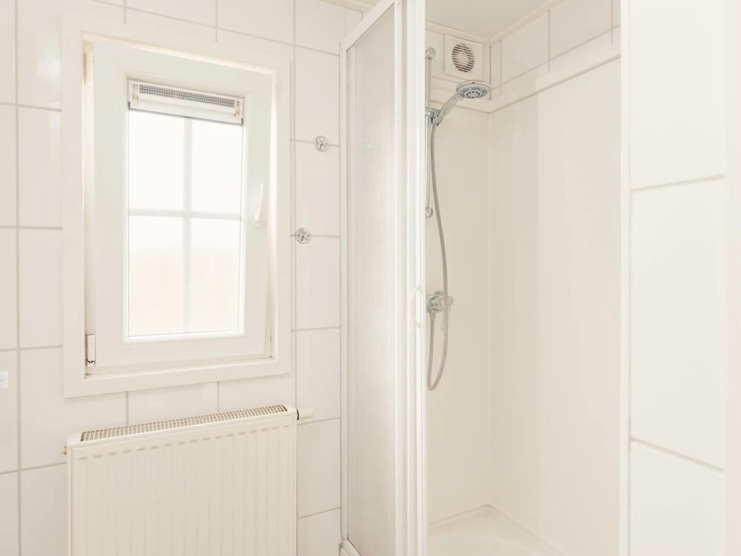 Comfy chalet with a dishwasher, directly on a pond