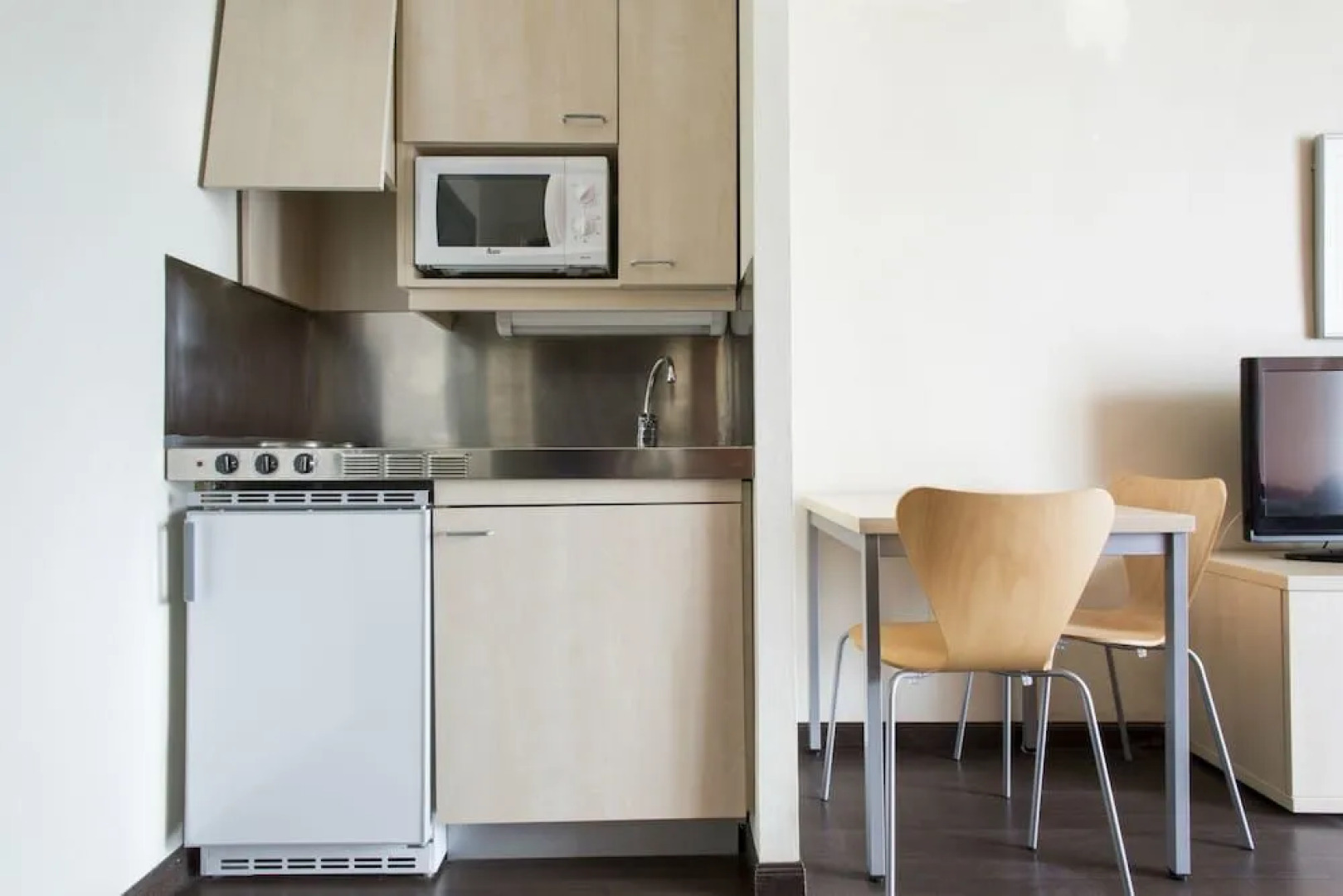 Residencia Universitaria Resa Giner de los Ríos - Hostel