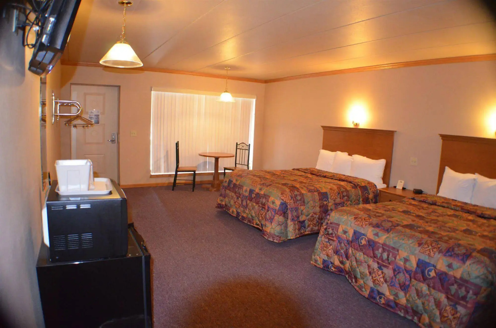 Amber's Inn & Suites