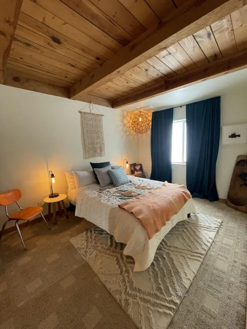 Pet Friendly Downtown Green Cabin Haven