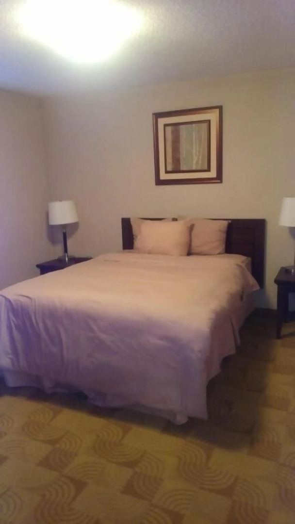 Shoreside Inn & Suites