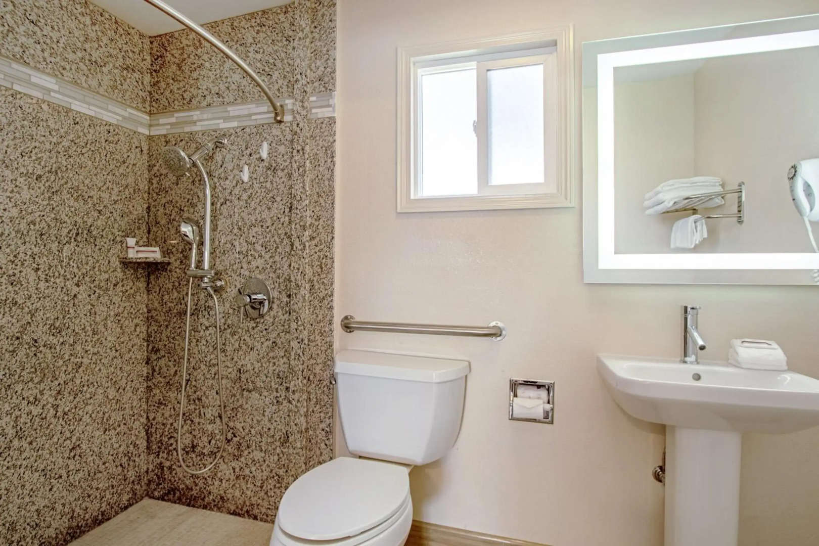 Red Roof Inn & Suites Monterey