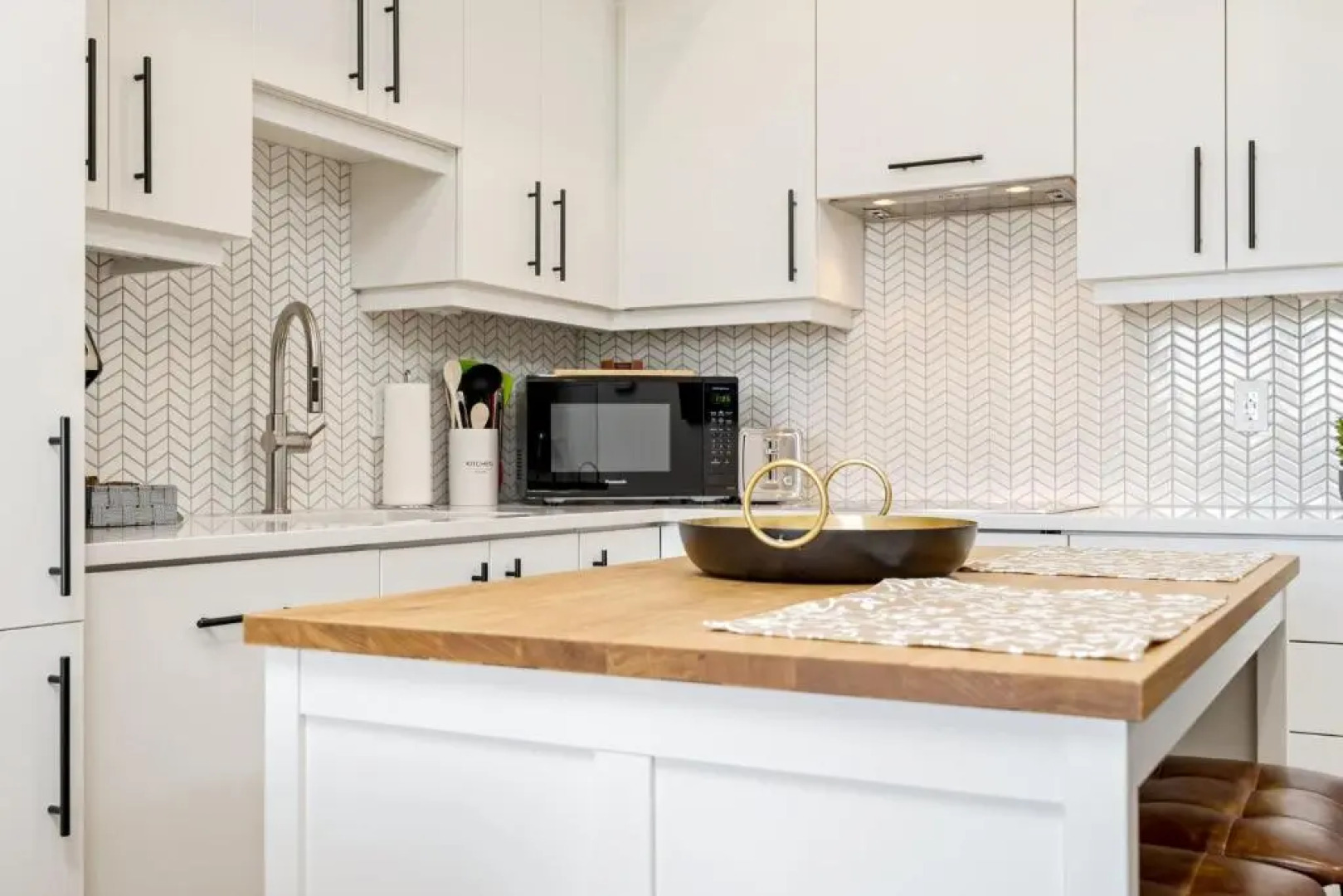 Stylish Downtown 1BR Condo - Superb Views