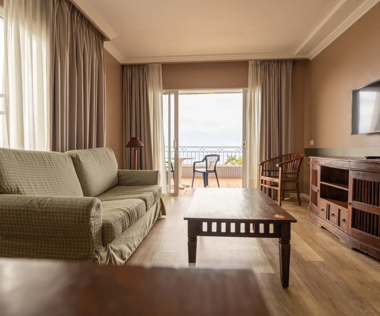 Coral La Quinta Park Suites