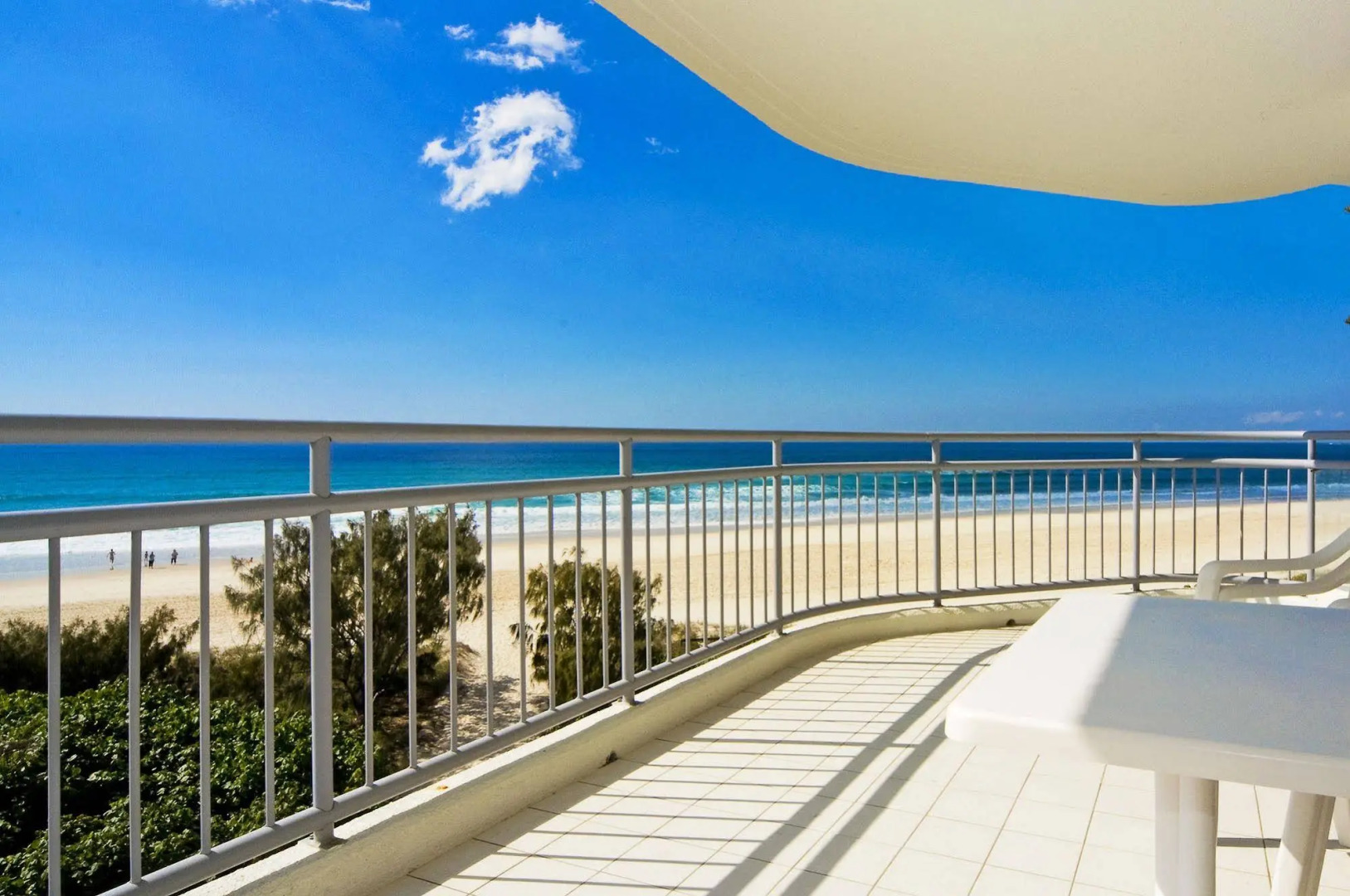 Oceanside Resort - Absolute Beachfront Apartments