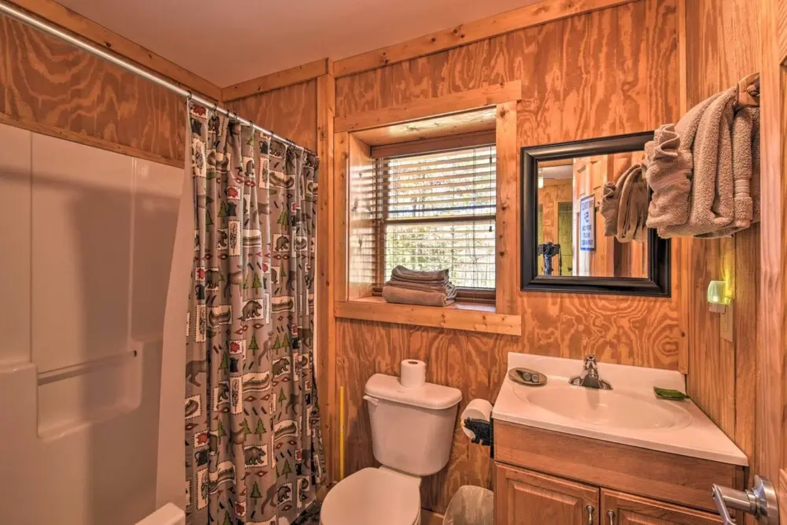 Rustic Cabin w/ Hot Tub: 2 Mi to Unicoi State Park