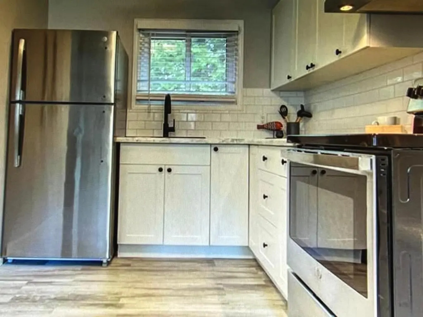 Beachy Chic-Completely renovated- Steps to the Beach