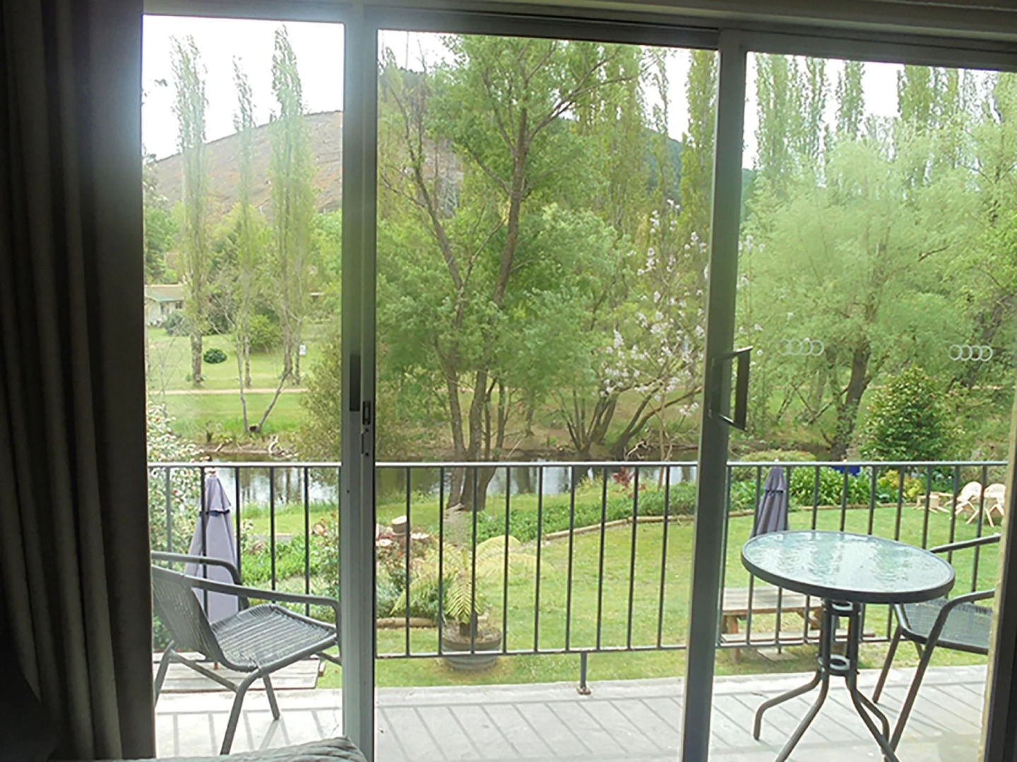 Riverbank Park Motel