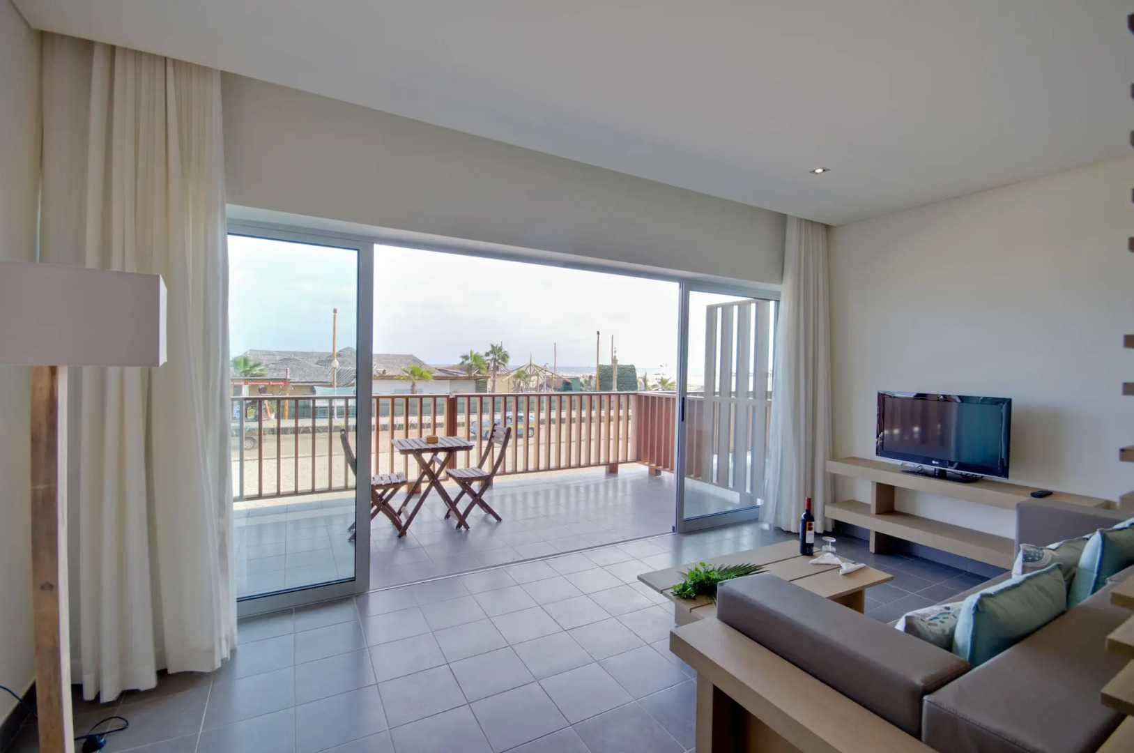 Hotel Oasis Salinas Sea