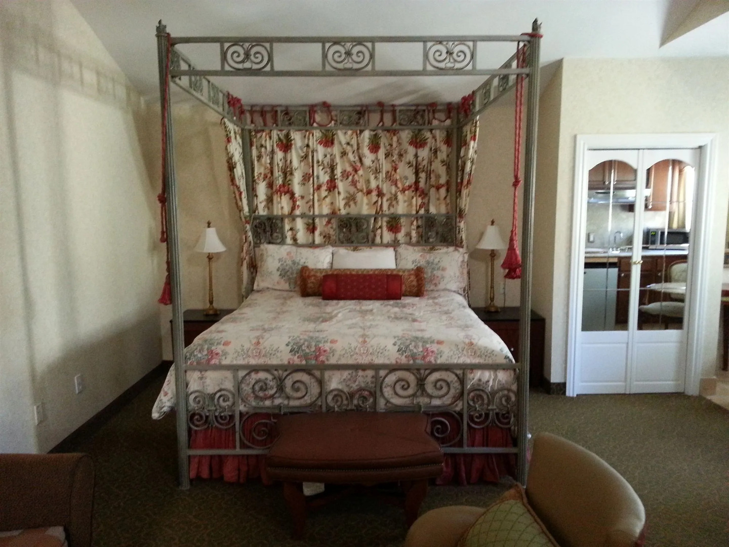 Vendange Carmel Inn & Suites