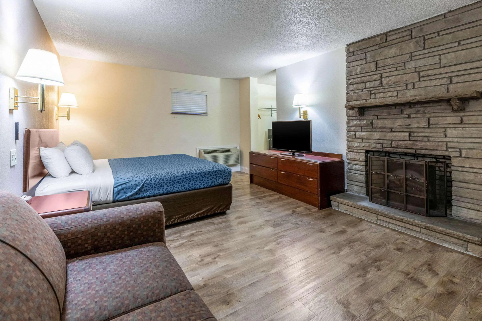 Econo Lodge Inn & Suites On The River