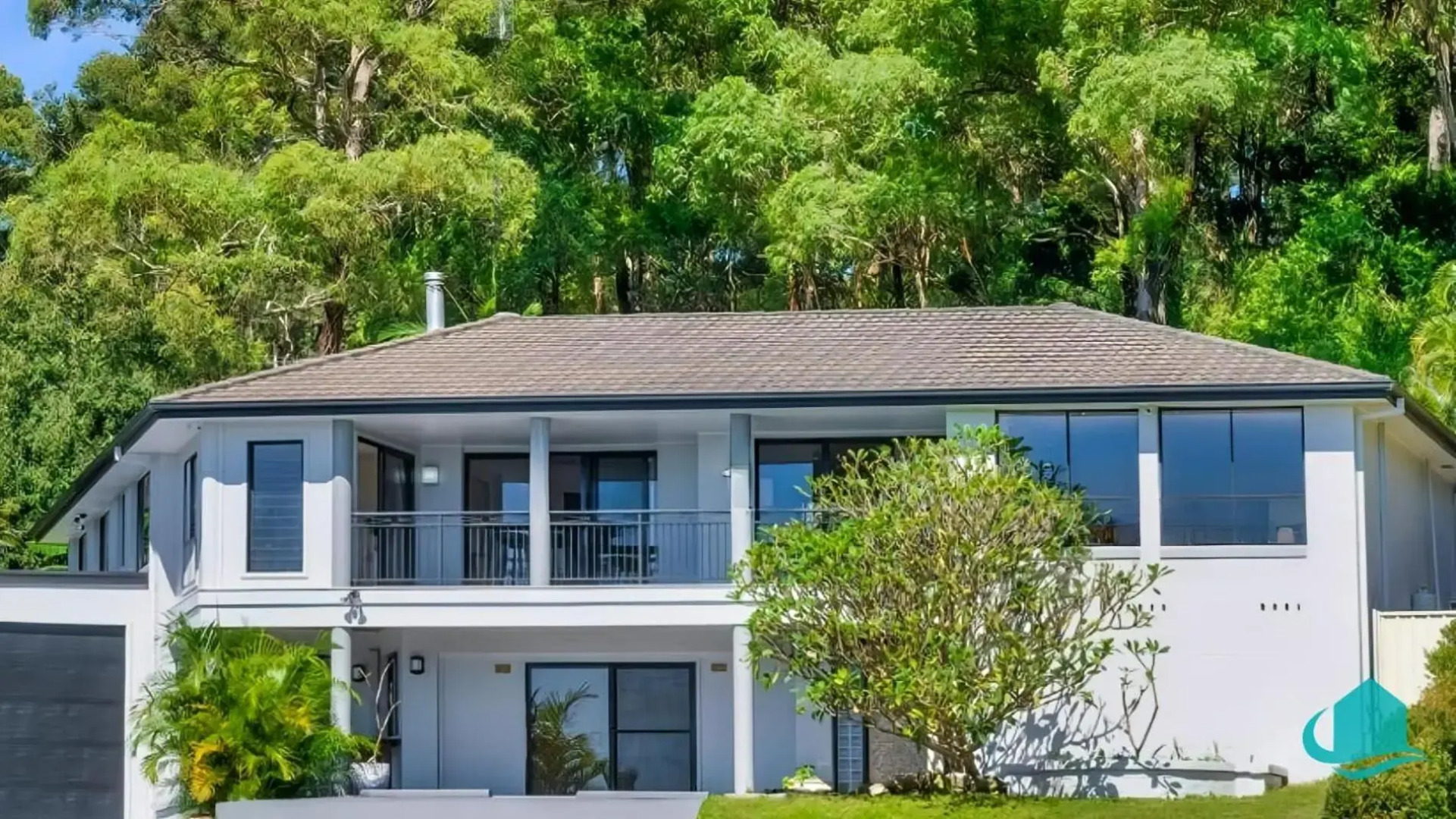 Splendour Hideaway - Luxury pool at Caves Beach