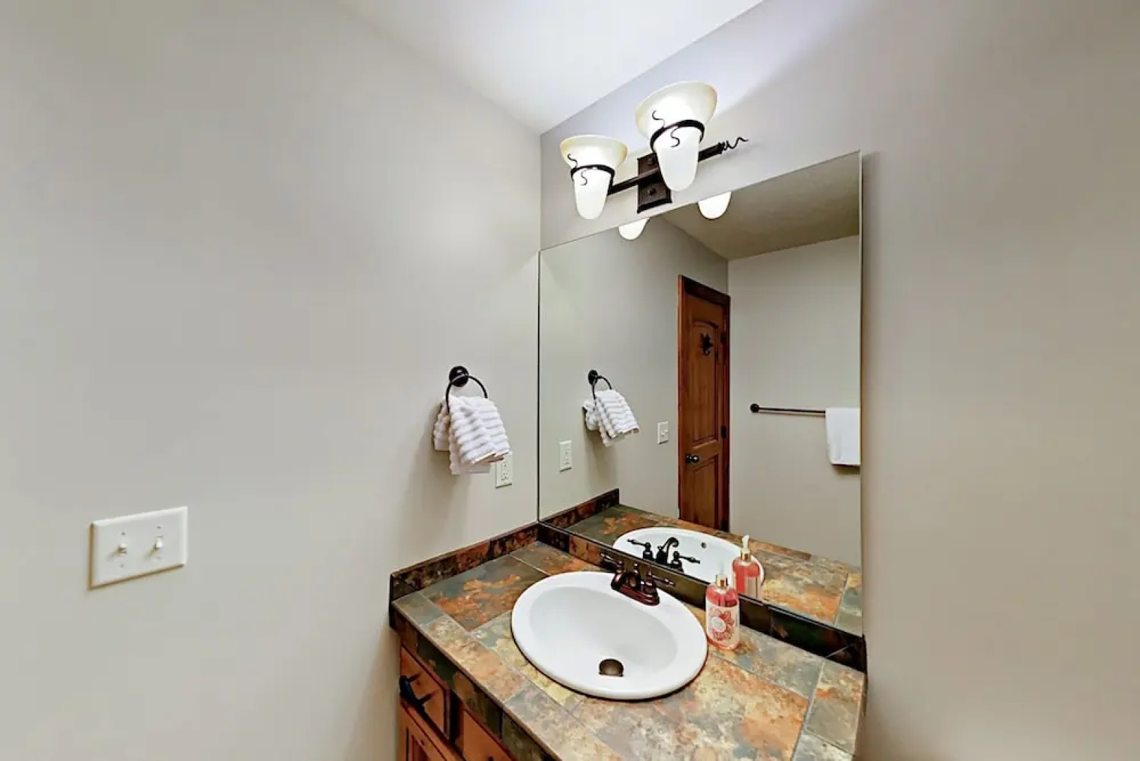 Big Townhome W/ Hot Tub, Views, 3 Living Rooms 5 Bedroom Townhouse