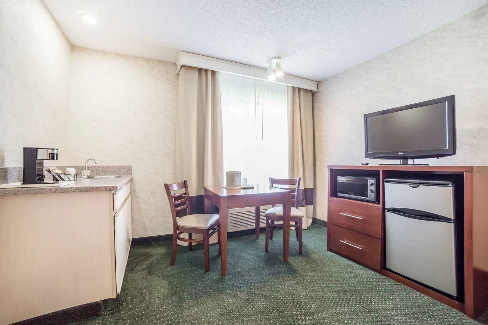 Yellowstone River Inn & Suites