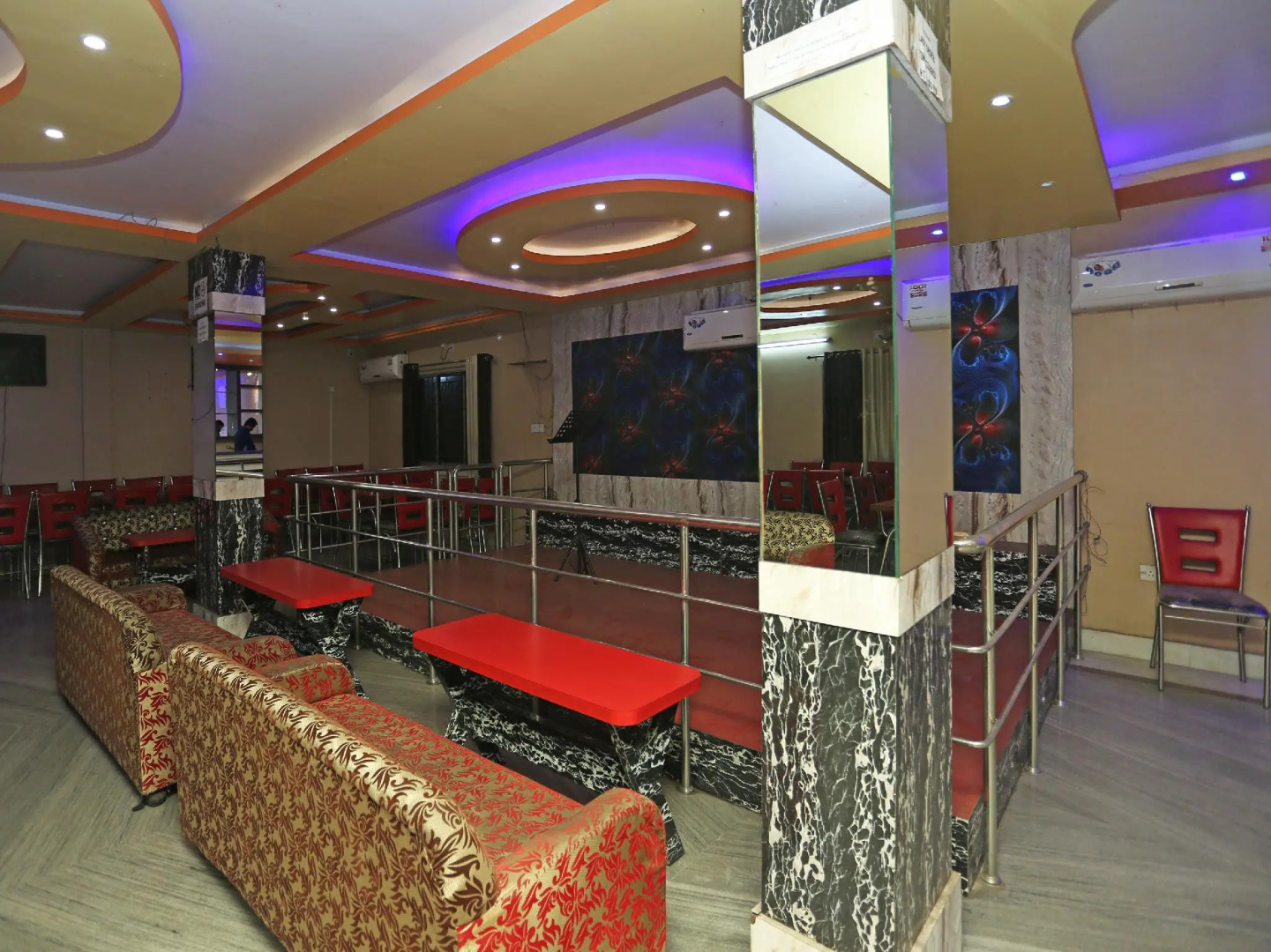 OYO 27903 Hotel Blue Moon