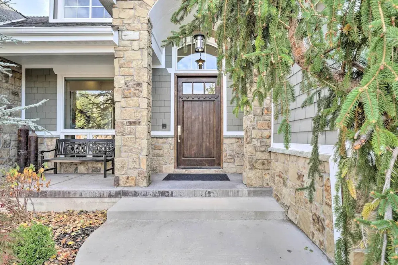 Luxe Sandy Home w/ Hot Tub: 9 Mi to Skiing!