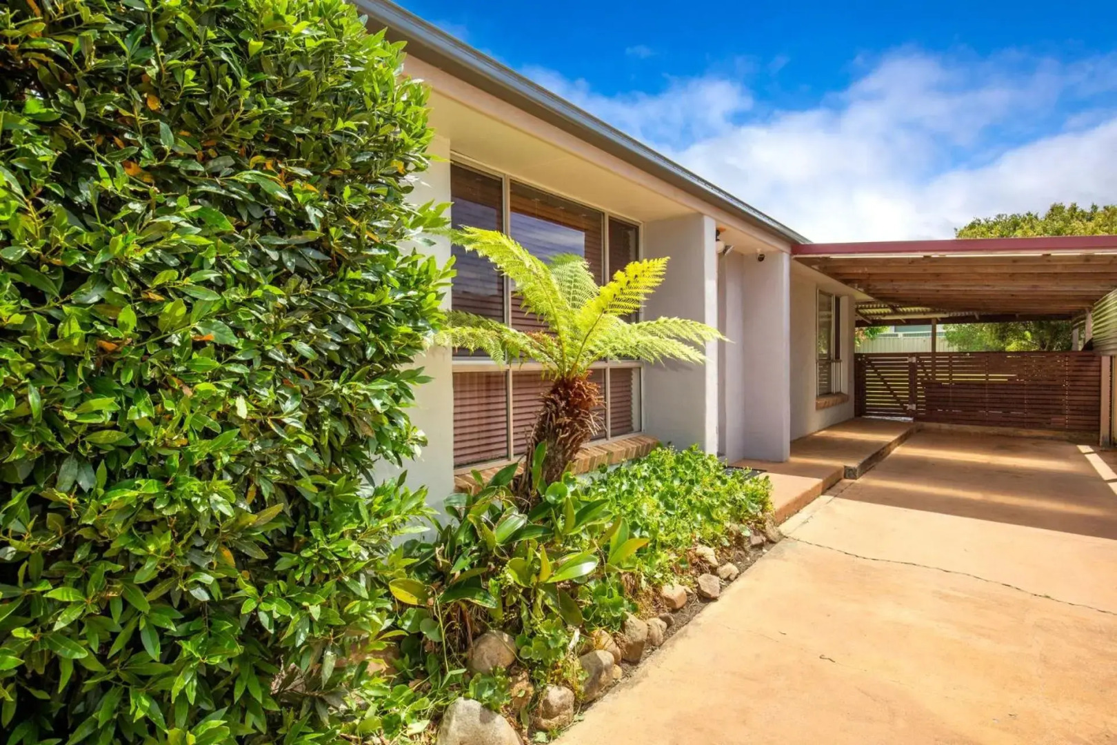 Sunbaker Beach House - 4 Mins to Beach - Pet Friendly with Fire Pit