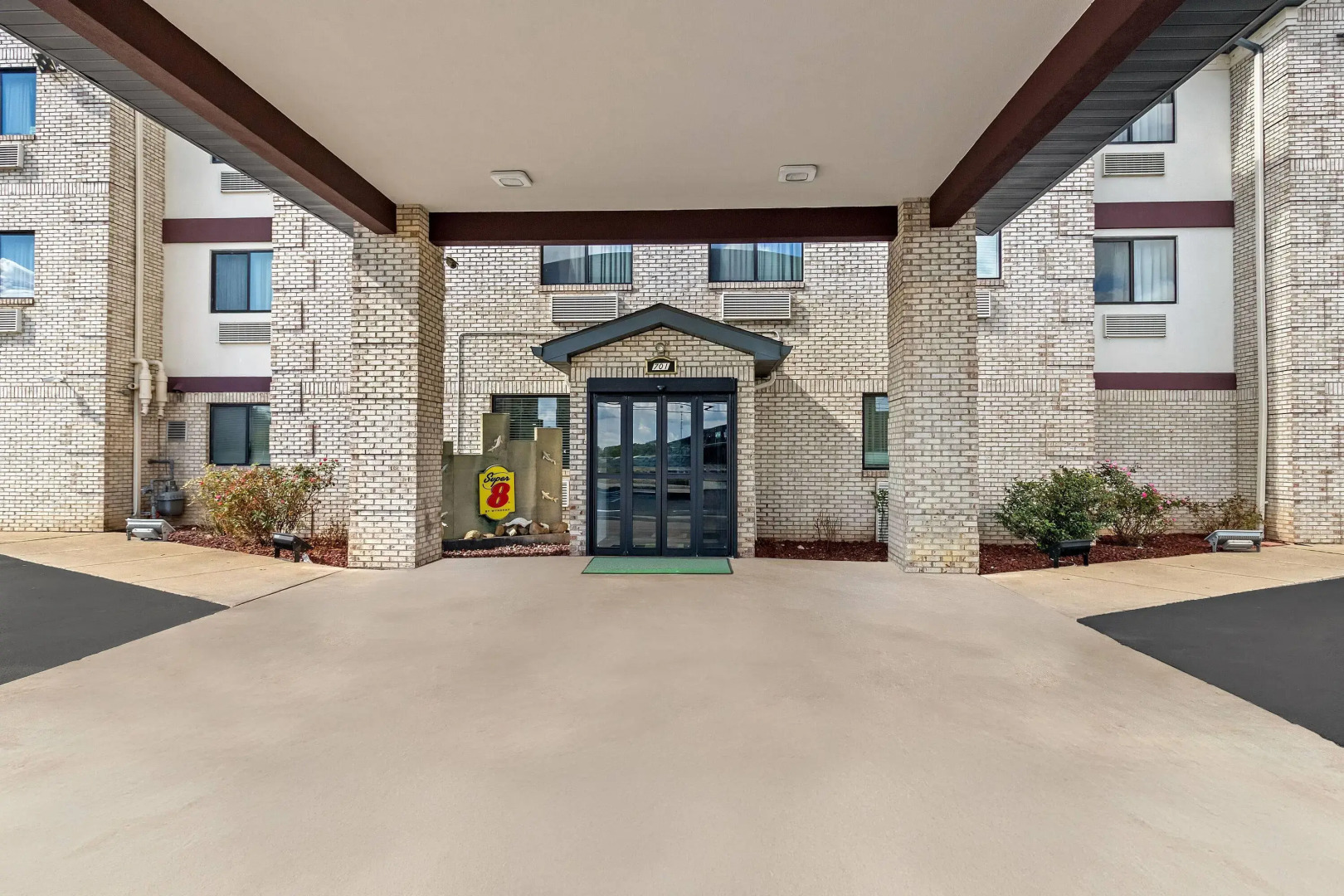 Super 8 by Wyndham Uniontown PA