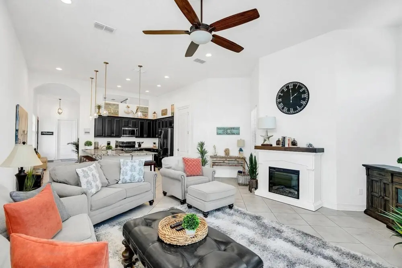 Upscale Private Home 10-min Walk to Canova Beach