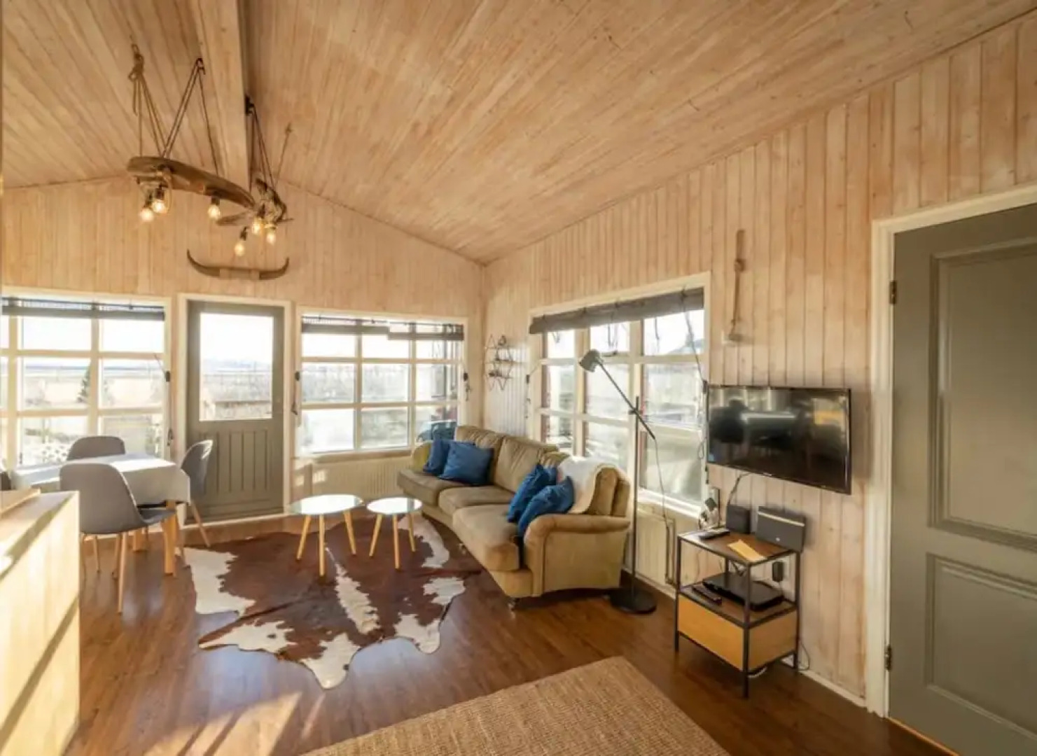 Traditional Cottage with Jacuzzi andLake