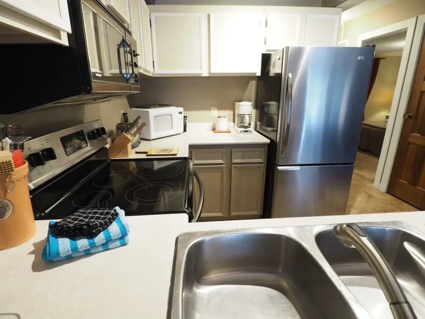 Clearview 803 2 Bedroom Condo by Redawning