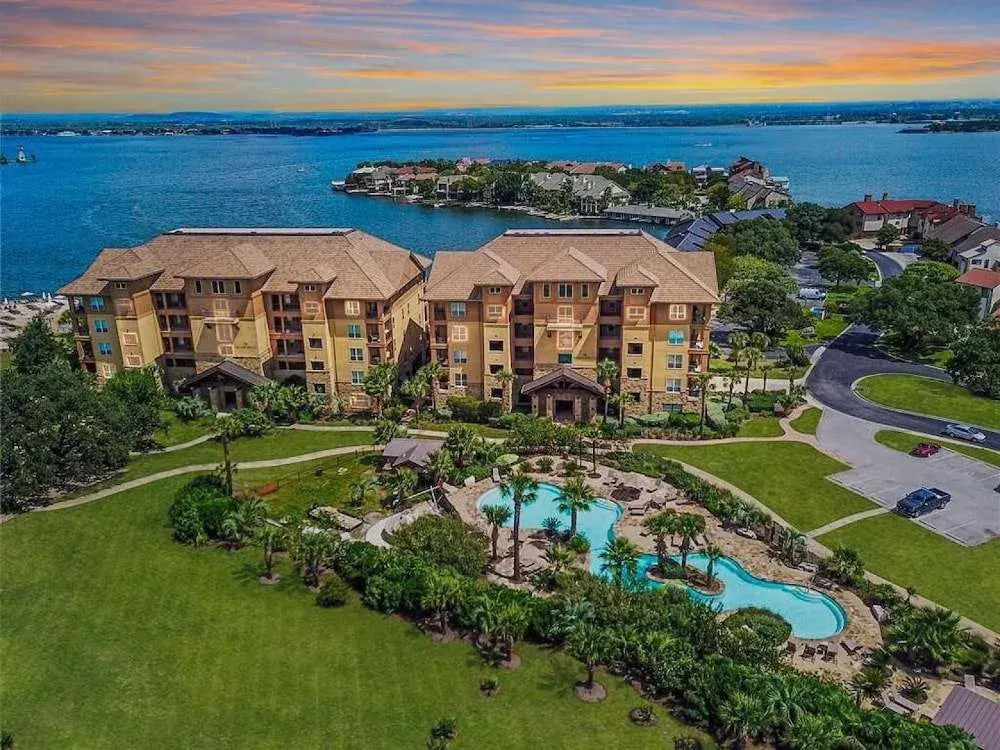 Luxury Waterfront Condo W/pool & Views!