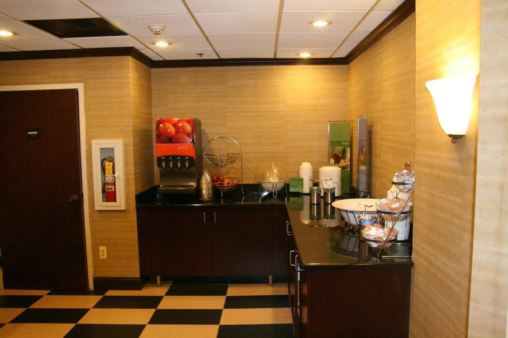 Holiday Inn Express Newark Airport Elizabeth by IHG