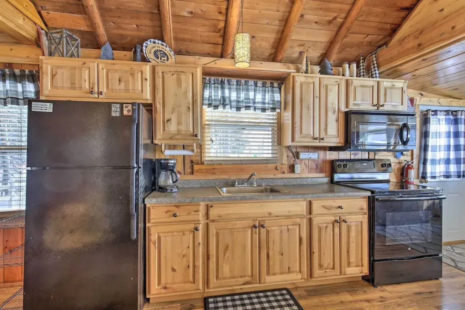 Charming Lost Lake Cabin: Fish, Boat & Hunt!