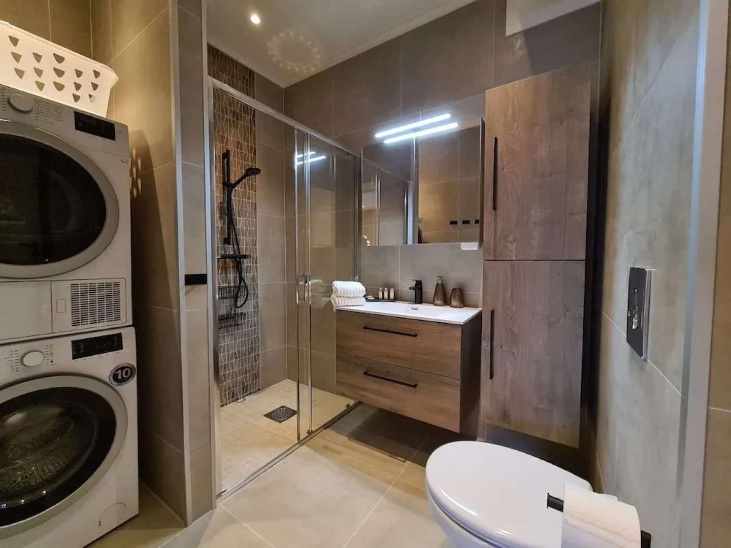 Spacious And Modern 3-bedroom Near Center, Free Parking