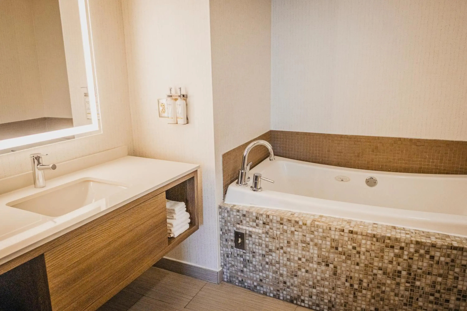 Holiday Inn Macon North by IHG