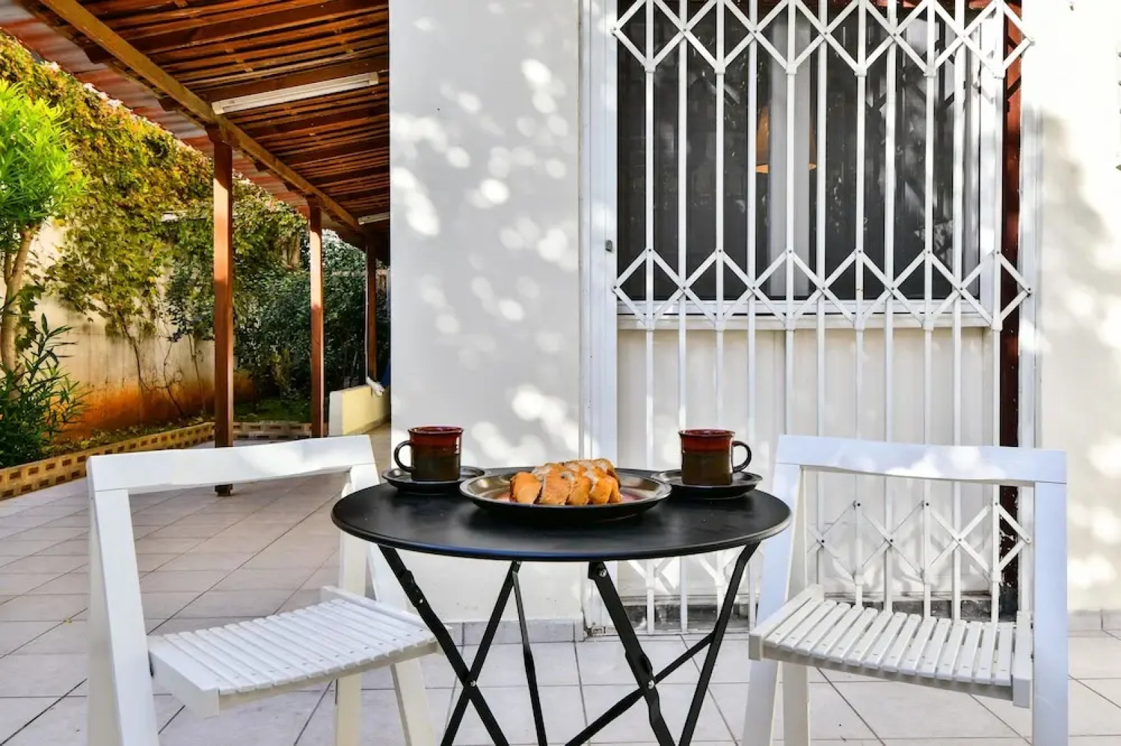 Groovy Apartment by the Sea with Garden