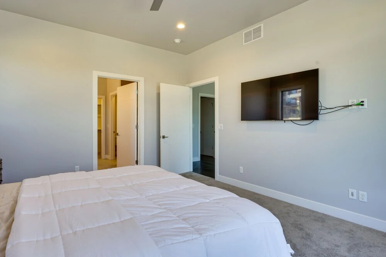 Hideout Haven: Luxe Retreat w/ Lake View & Hot Tub