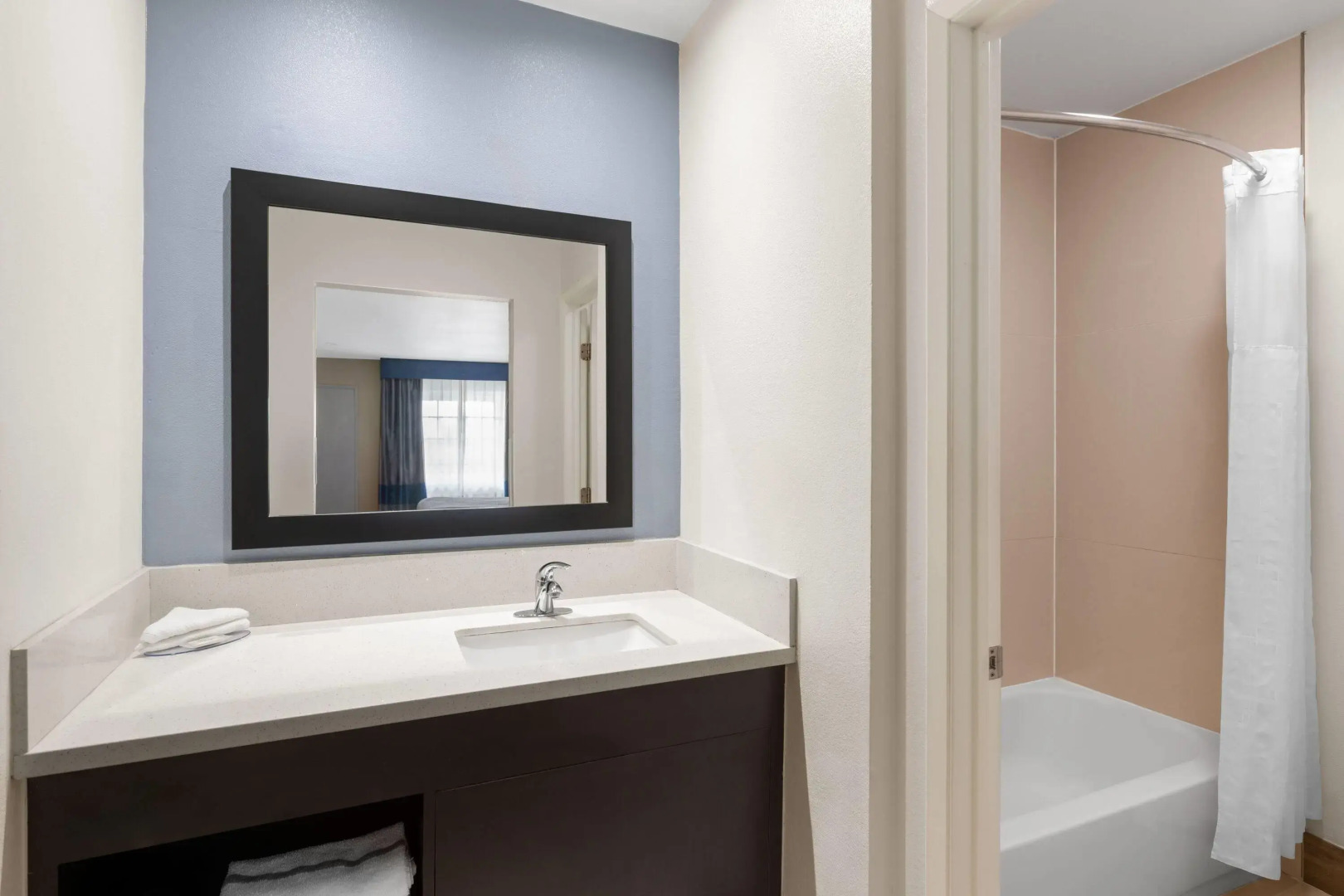 Travelodge Inn & Suites by Wyndham Anaheim on Disneyland Dr